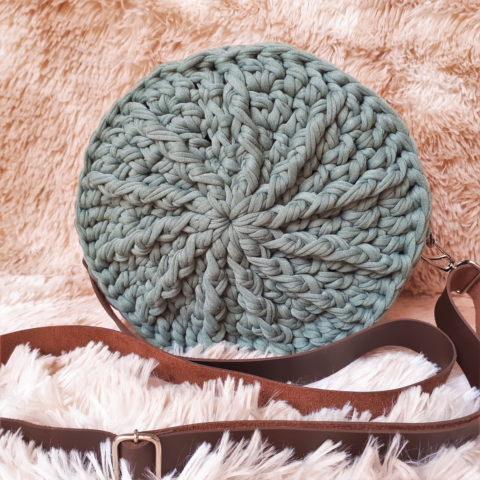 Como fazer bolsa redonda de crochê com fio de malha e material sintético